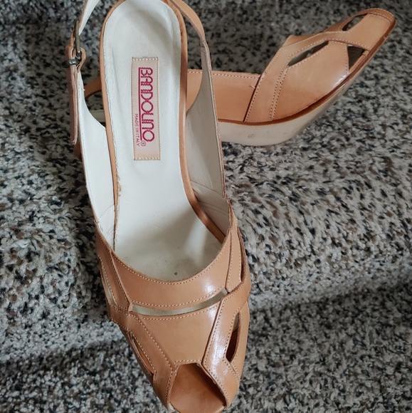 bandolino peep toe slingback